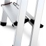 Detailansicht: Doppelseitige Aluminium Stufenleiter mit 2 Stufen und Anti-Rutsch-Füßen.