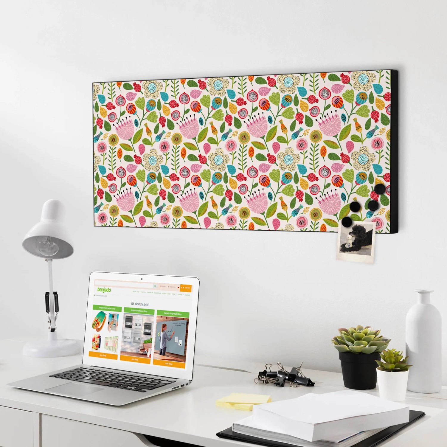 Banjado Magnettafel mit Blumenmuster, 78x37cm, inklusive Magnete. Dekorative Wanddekoration für Büro oder Zuhause.