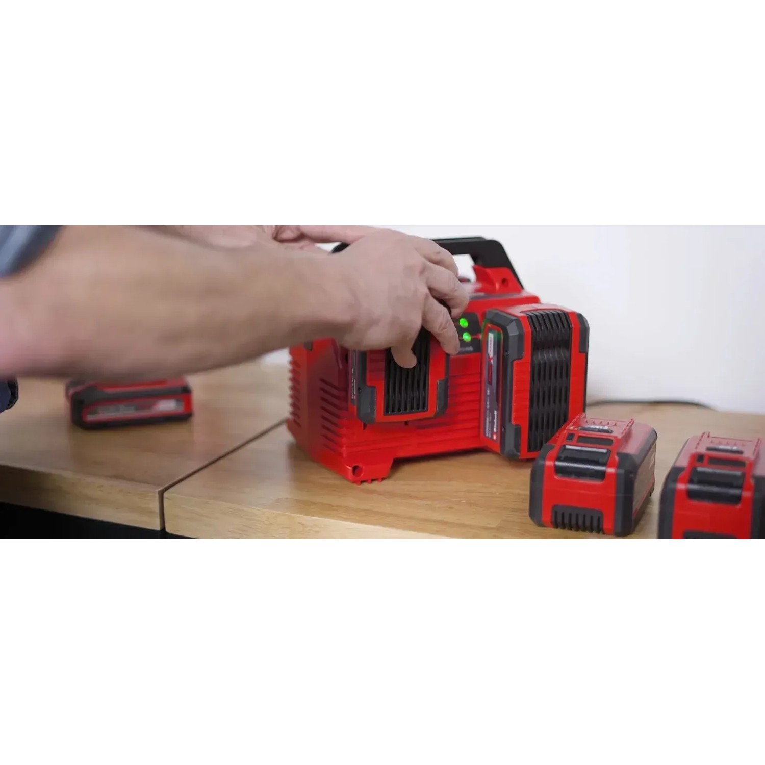 Einhell Power X-Change Power X-Quattrocharger 4 A Ladegerät mit Akkus.