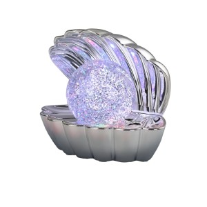 Chromfarbene LED-Tischleuchte in Muschelform mit glitzernder RGB-Kugel.