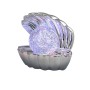 Chromfarbene LED-Tischleuchte in Muschelform mit glitzernder RGB-Kugel.