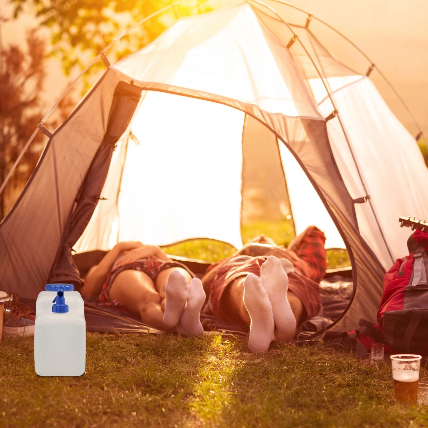 Weißer Relaxdays Wasserkanister 18 L mit blauem Hahn vor Zelt und entspannten Campern. Ideal für Camping & Outdoor.