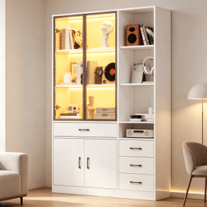 Weißer Merax Hochschrank mit LED Glasvitrine, offenen Regalfächern und 4 Schubladen. Ideal für Wohnzimmer oder Büro.