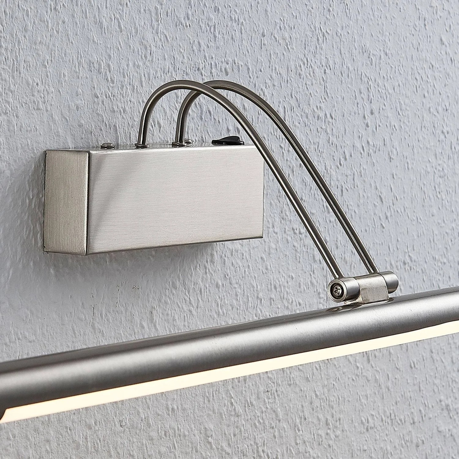 Moderne Lindby LED Wandleuchte Mailine aus Alu, ideal zur Bilderbeleuchtung im Wohnzimmer.