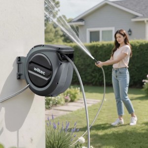 Xpotool Schlauchbox mit Aufroll-Automatik an Wand montiert, Frau bewässert Garten mit 30M Gartenschlauch.