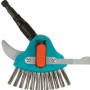Gardena Combisystem 3in1 Fugenreiniger mit Messer, Bügel und Bürste zur Unkrautentfernung.