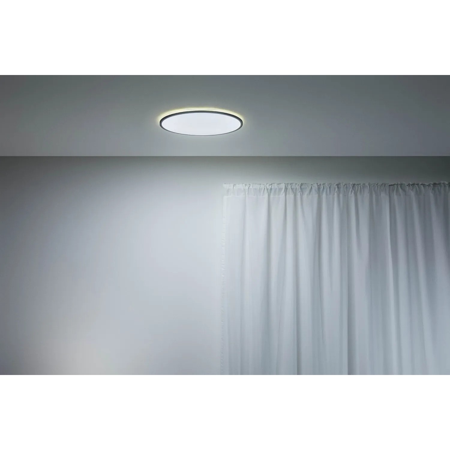Schwarze WiZ LED Deckenleuchte SuperSlim, tunable white, 2450 lm, Ø 43 cm an der Decke.