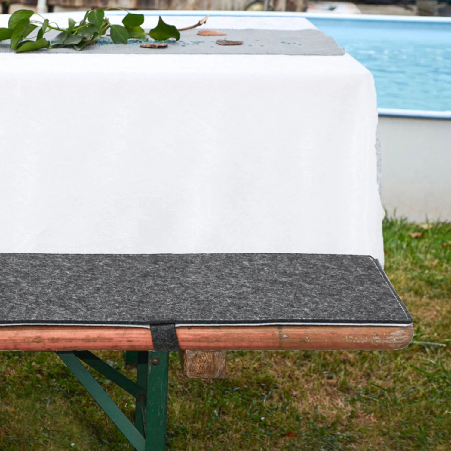 DuneDesign Bierbank Polster: Anthrazit-graue Filz Auflage (180x28cm) mit weißer Kante auf Bierbank.