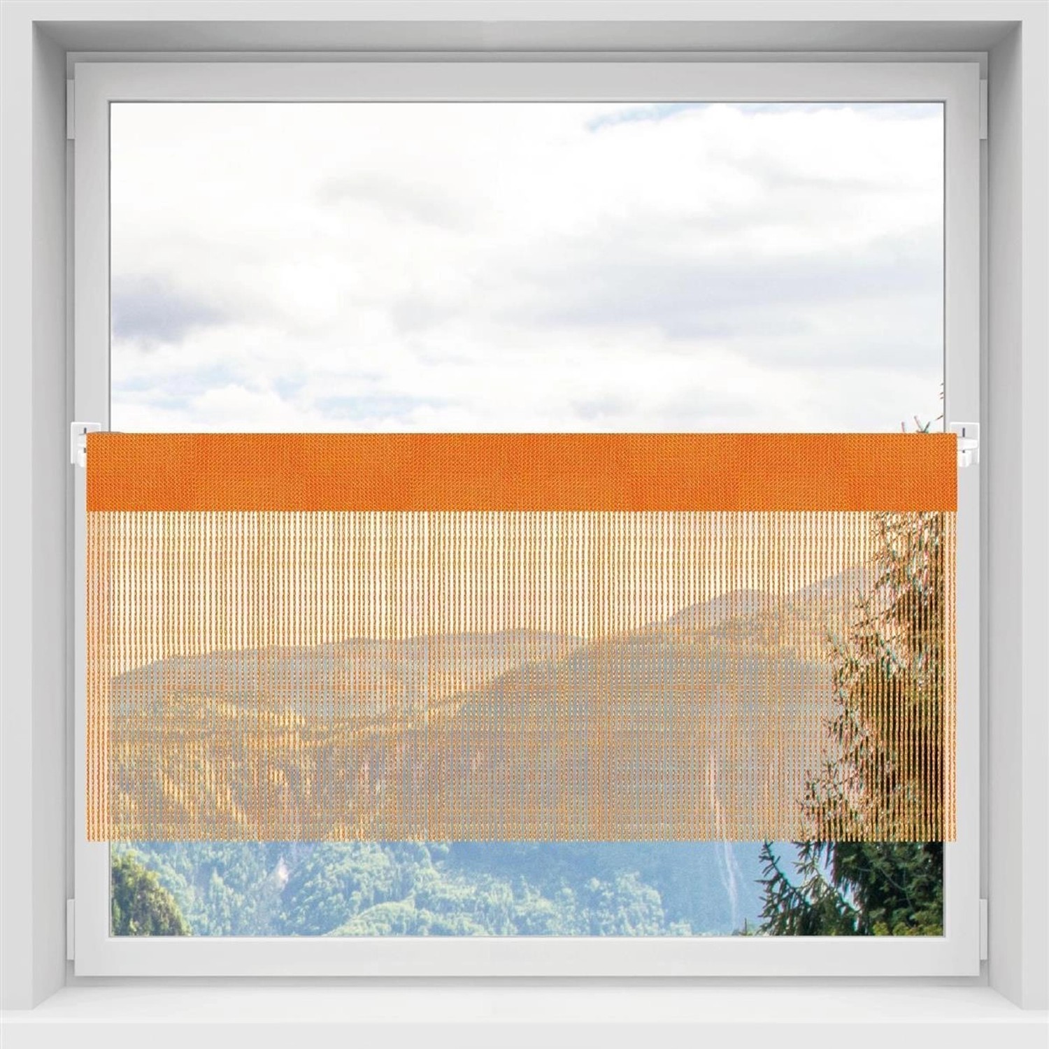 Orangefarbene Arsvita Fadengardine Bistro 150x60 cm am Fenster mit Landschaft im Hintergrund.