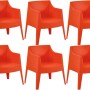 Sechs orangefarbene DELUKE Gartenstühle aus Kunststoff, stapelbar, mit Armlehnen. Modernes Design für Outdoor.