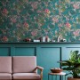 Vliestapete mit Blumenmuster in Blau und Grün, matte Oberfläche. Dekorative Tapete für Wohnräume.