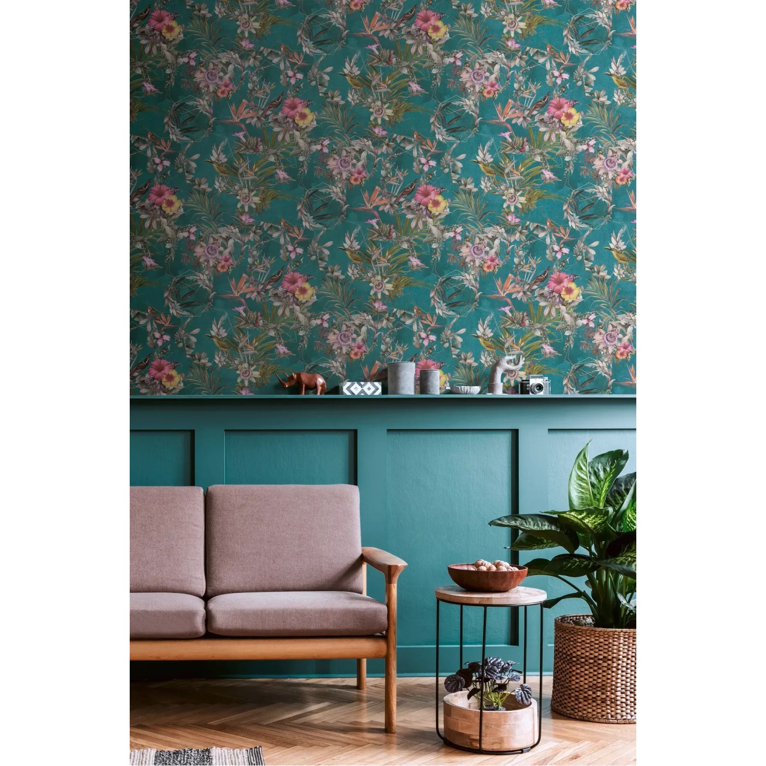 Vliestapete mit Blumenmuster in Blau und Grün, matte Oberfläche. Dekorative Tapete für Wohnräume.