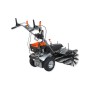 FUXTEC Benzin-Kehrmaschine FX-KM1196, 100 cm Arbeitsbreite, silber-orange mit großer Kehrbürste und robusten Rädern.