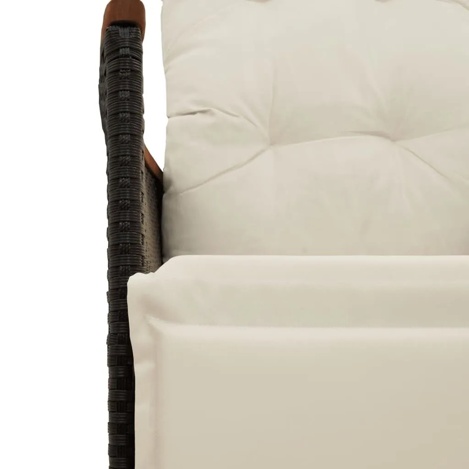 Verstellbarer Gartensessel aus Rattan, schwarz, mit cremeweißen Kissen.