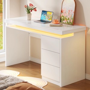 Weißer okwish Schreibtisch mit 3 Schubladen, warmer LED-Beleuchtung und Laptop. Ideal für Homeoffice.