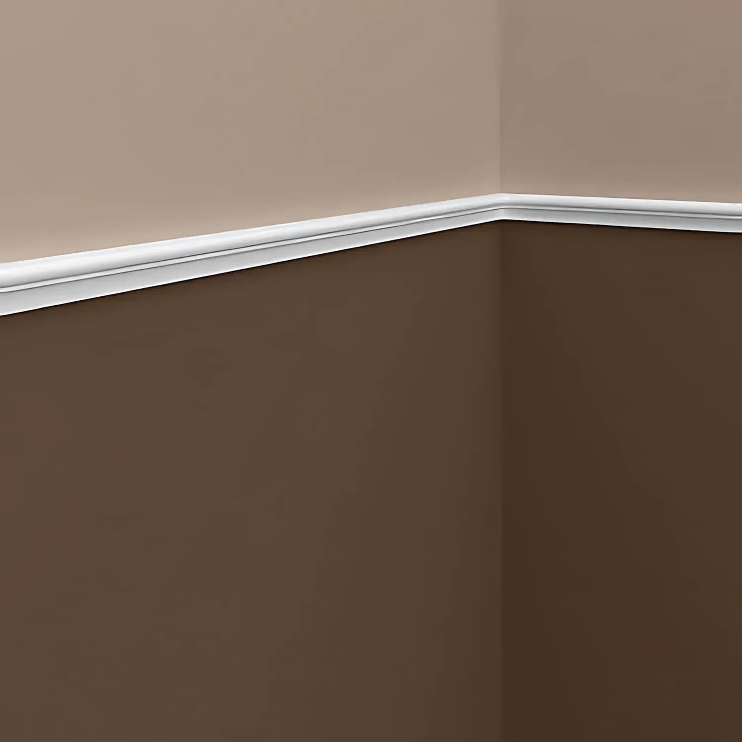 Weiße PROFHOME Wand- und Friesleiste (Set) zwischen zwei farbigen Wandbereichen.