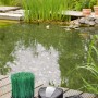 Oase OxyTex Set 1000 Teichbelüfter mit Filtermedium und Zubehör vor Gartenteich.