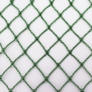 Detailaufnahme eines grünen Aquagart Teichnetzes zum Schutz vor Laub und Tieren.
