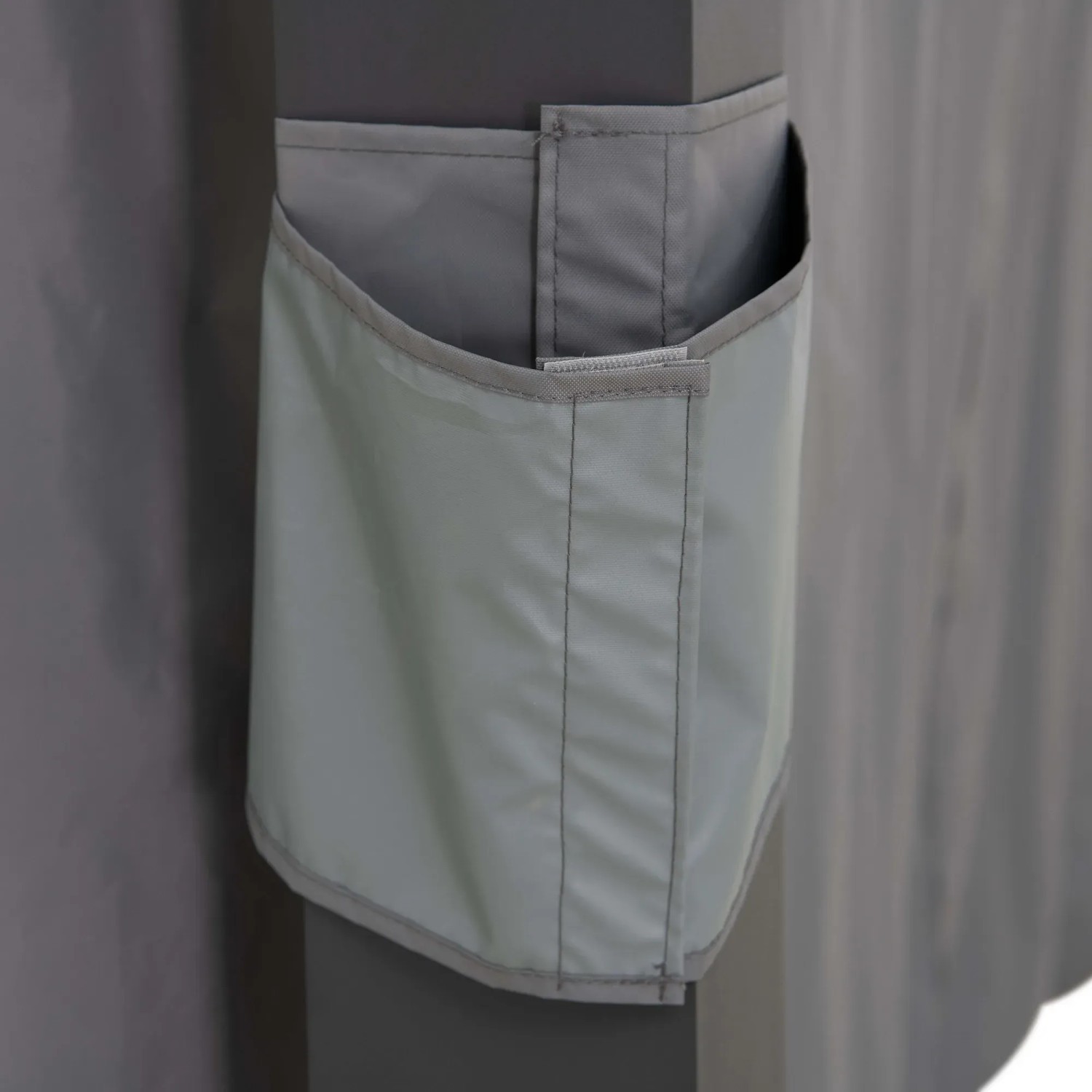 Sunjoy Vorhang für Matterhorn Pergola, Detailaufnahme der Befestigung am Pfosten.