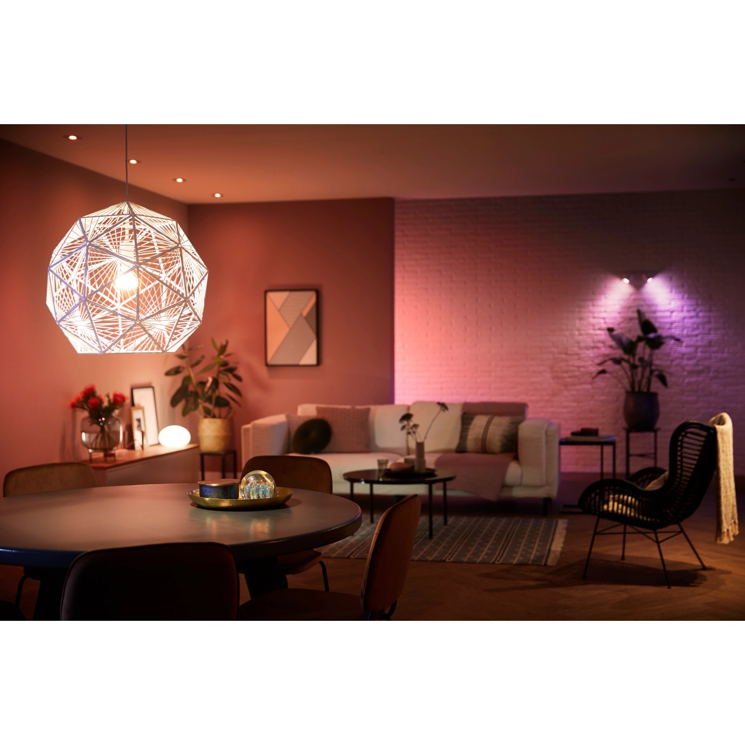 Wohnzimmer mit Philips Hue E27 Glühbirne, mehrfarbig, 800 lm, 3er-Pack, in Hängelampe.