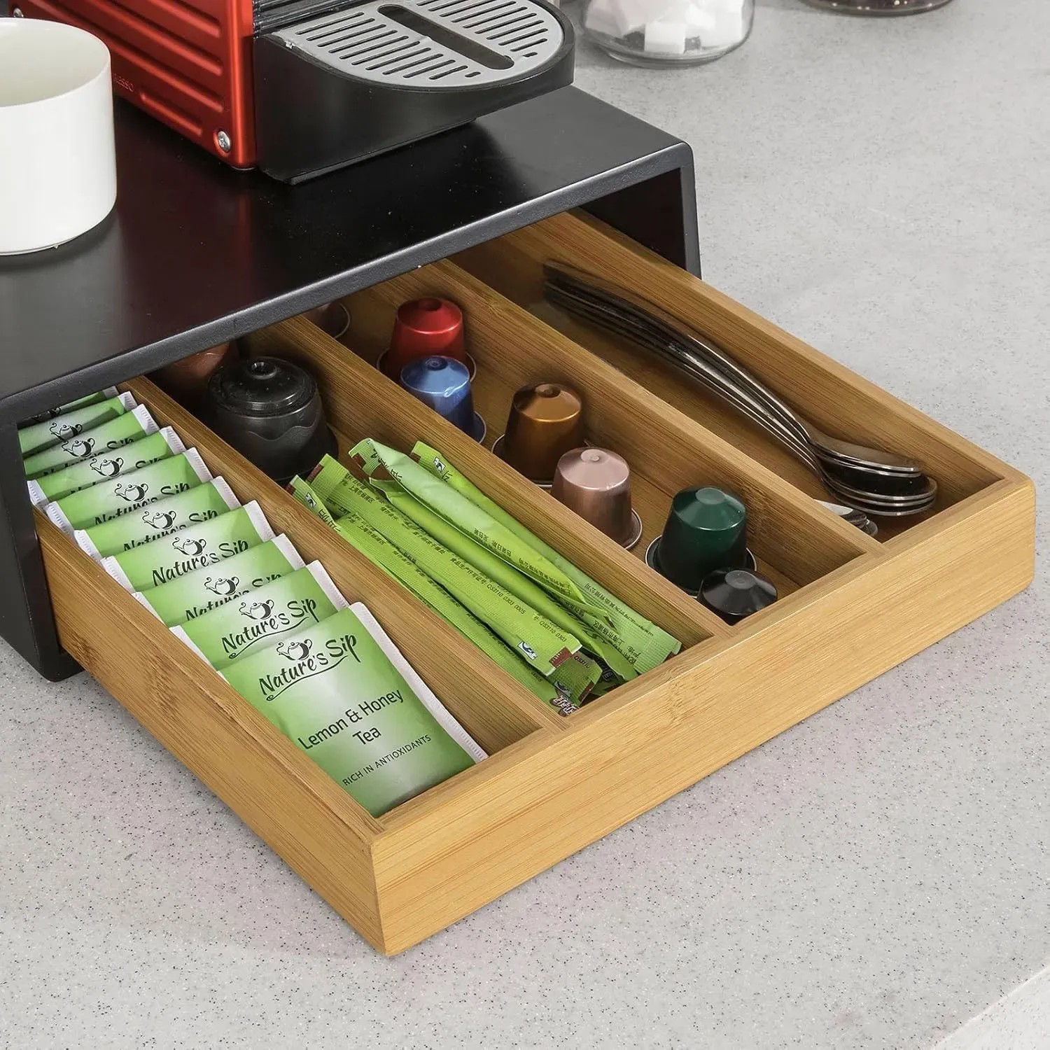 SoBuy Schubladenbox aus Bambus mit Kaffee-Kapseln, Teebeuteln und Zuckersticks unter einer Kaffeemaschine.