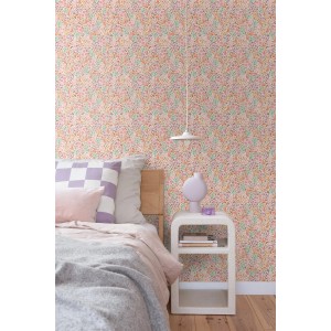 ESTAhome Vliestapete mit zartem Blumenmuster in Rosa, Blau, Orange und Grün im Schlafzimmer.