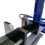 Schwarze Prismenauflagen auf grauer Quertraverse der DeTec. 12 Tonnen Hydraulikpresse. Zubehör für Presswerkzeuge.