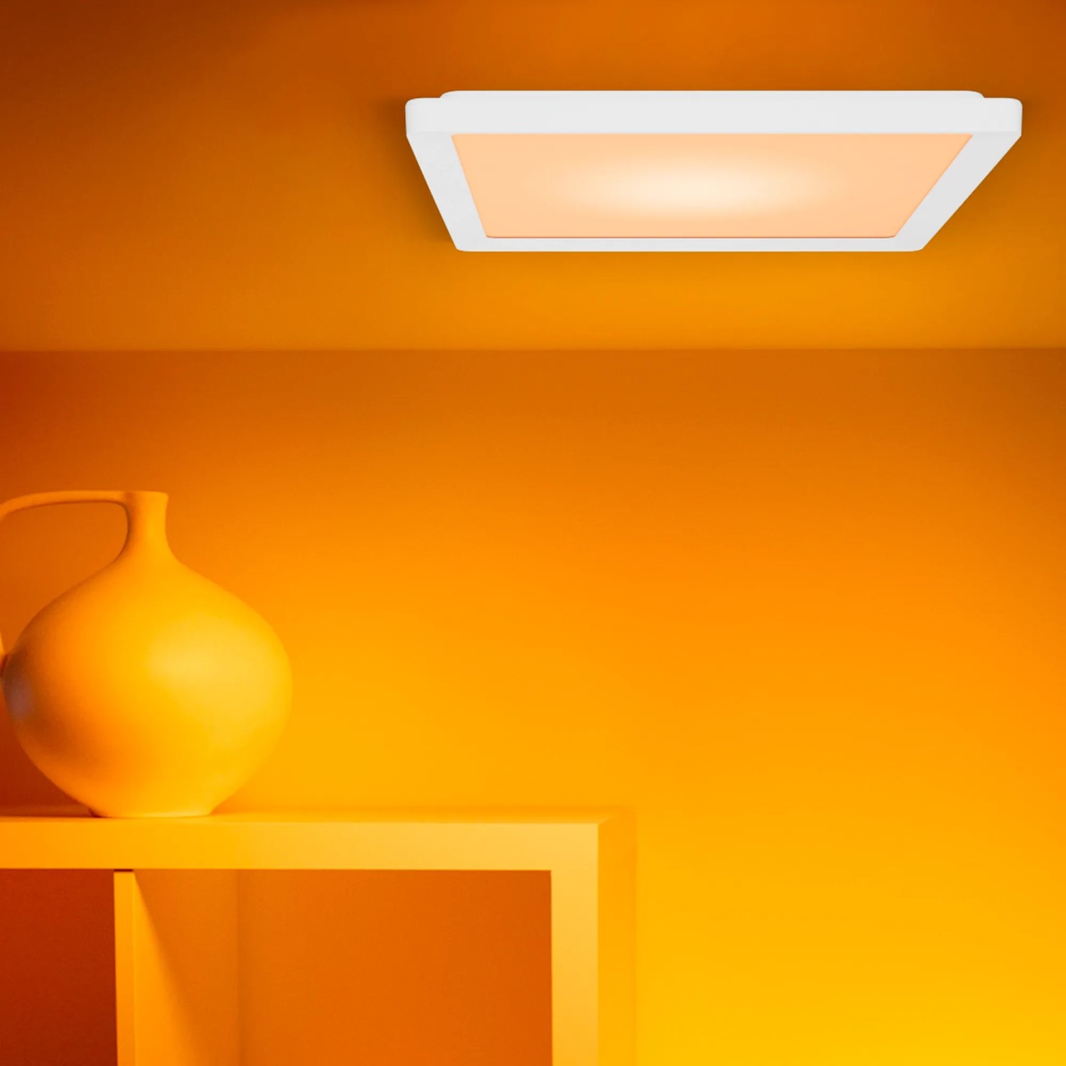 Weiße, eckige WiZ Deckenleuchte-Panel Smart an gelber Decke. Smarte Beleuchtung für Ihr Zuhause.