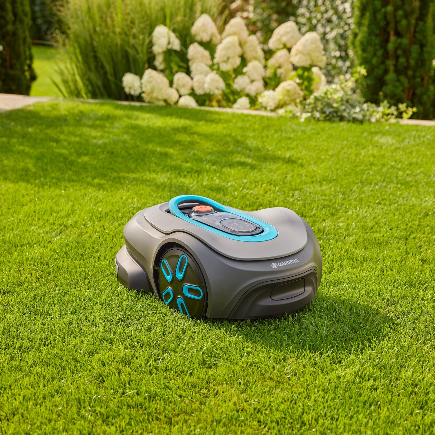 Gardena Smart Sileno Max Mähroboter auf Rasenfläche. Rasenmäher mit Begrenzungskabel.