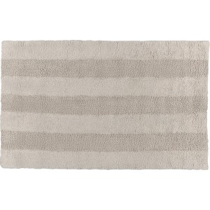 Hellgrauer Badteppich Cosy Cave von baliv, 50x80 cm, Baumwolle mit Blockstreifen.
