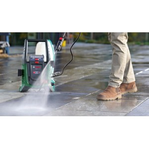 Bosch Akku-Hochdruckreiniger UniversalAquatak 36V-100 im Einsatz auf Steinterrasse.