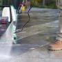 Bosch Akku-Hochdruckreiniger UniversalAquatak 36V-100 im Einsatz auf Steinterrasse.