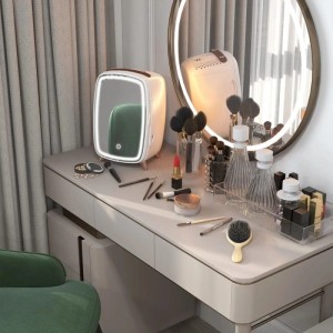 Weißer HOMCOM Kosmetik Mini Kühlschrank mit beleuchtetem Spiegel auf Schminktisch, umgeben von Make-up.