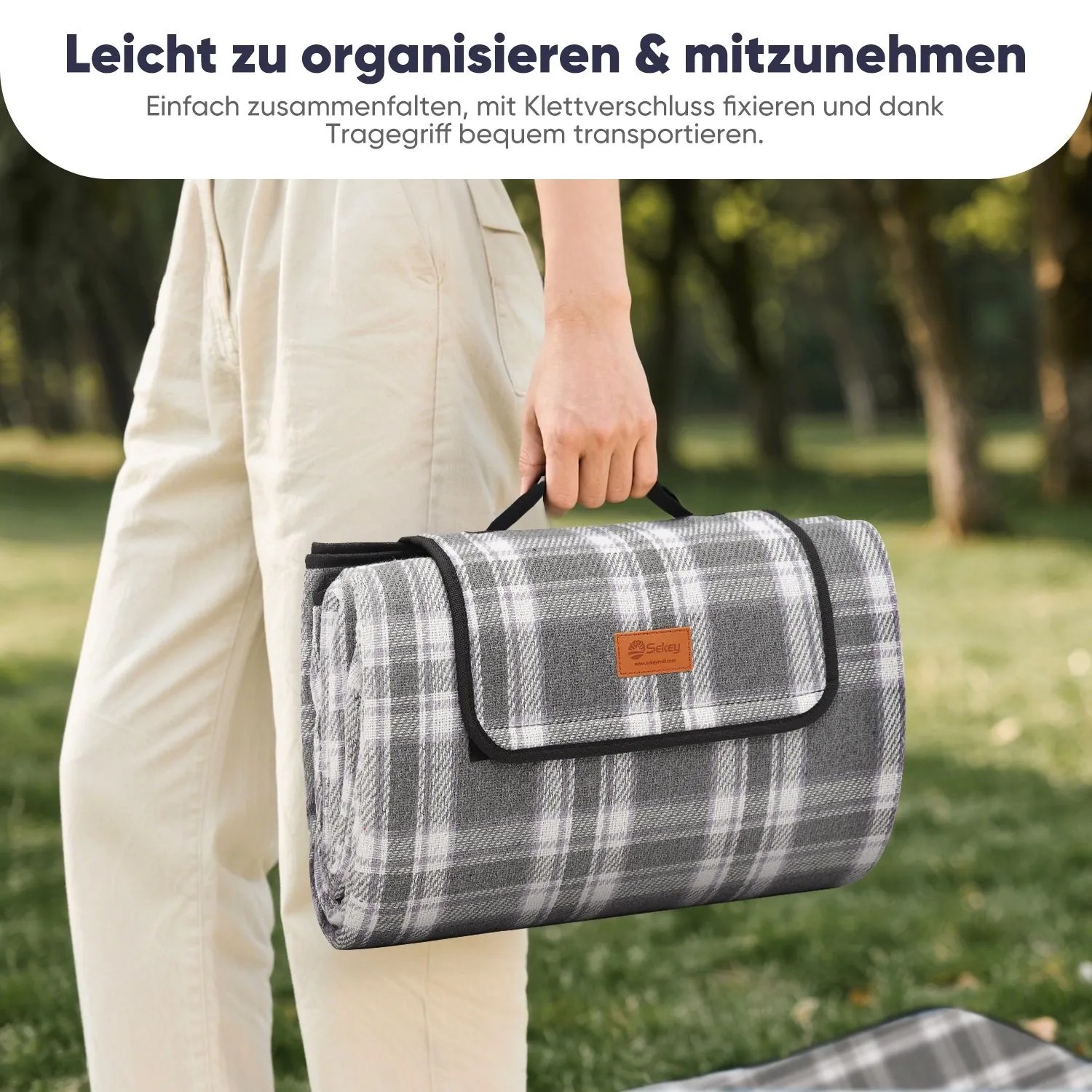 Zusammengefaltete, karierte Sekey Picknickdecke 200x200cm in Grau mit Tragegriff.