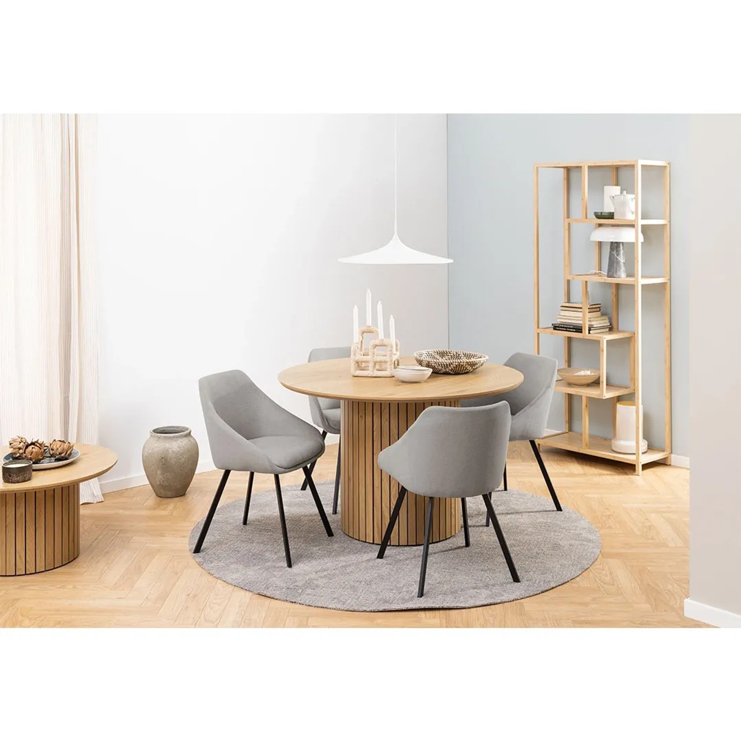 Runder Esstisch ebuy24 Yale mit Eiche Dekor und vier Stühlen im Esszimmer.