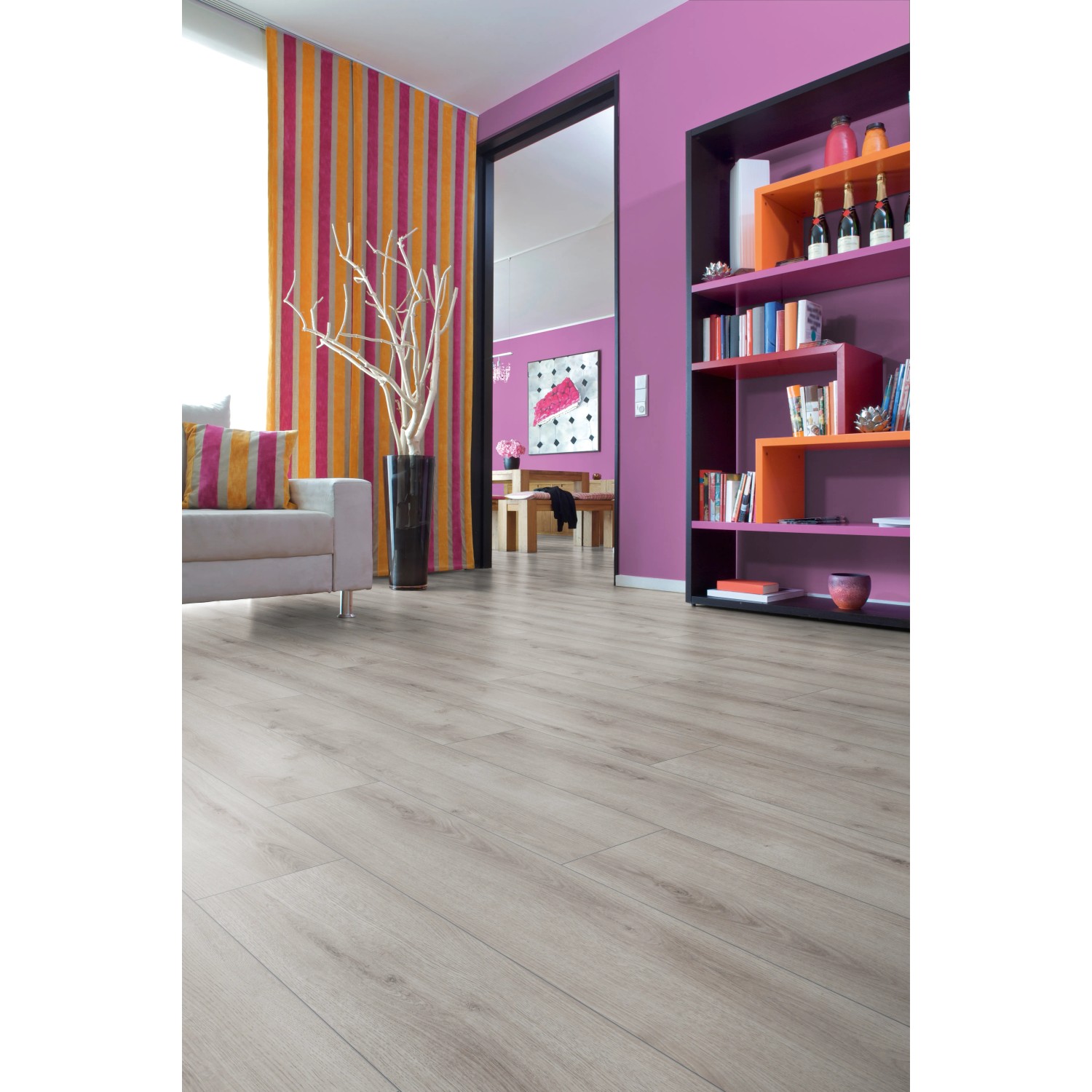 Heller Jangal Laminatboden National Park Line Pro Dry Oak im Wohnraum verlegt.