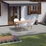 Verlegte graue Rechteck-Pflastersteine (20x10x8 cm) auf einer Terrasse mit Gartenmöbeln.