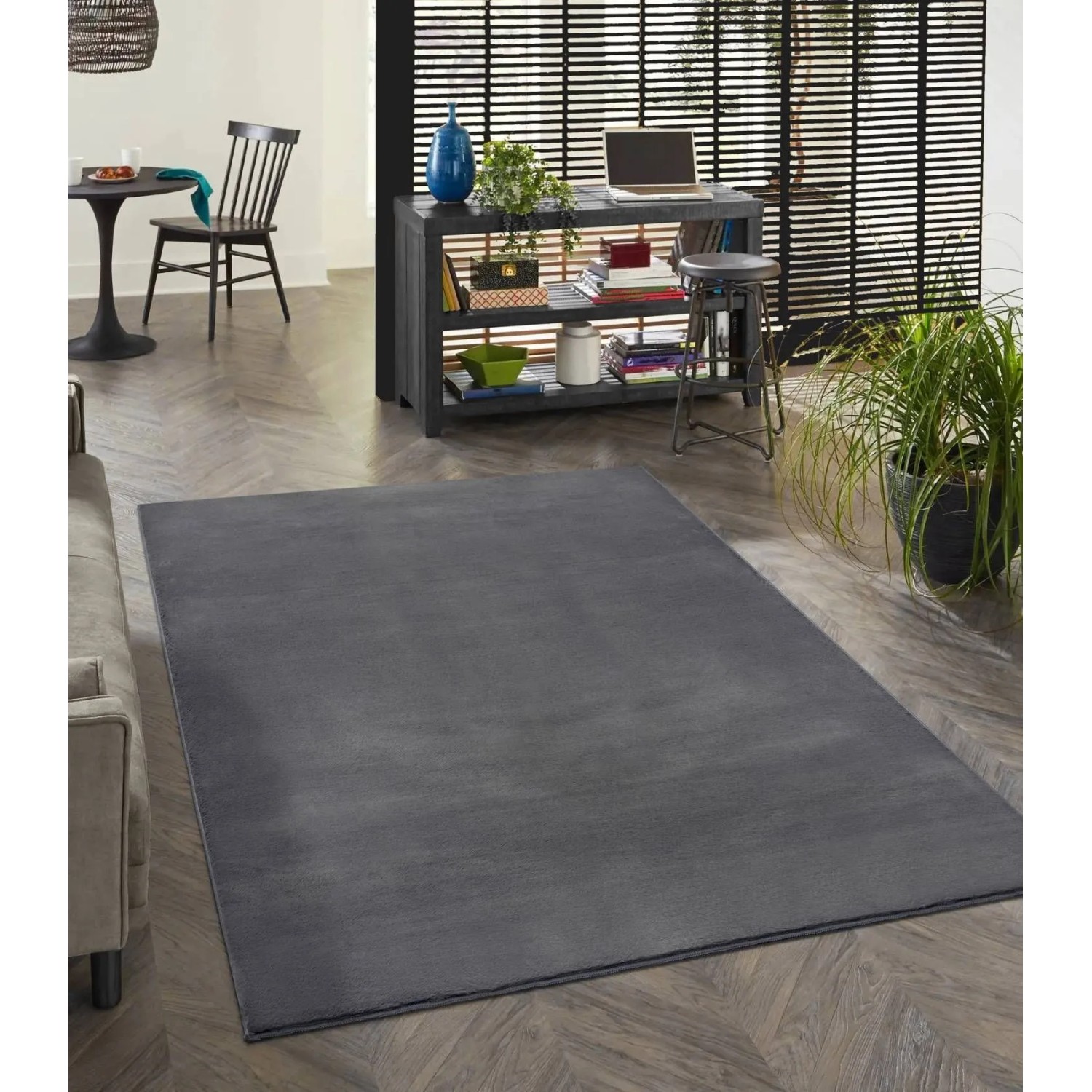 Grauer Floornovo Kurzflor Teppich (280x200 cm) im Wohnzimmer.