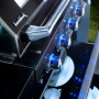 Detailaufnahme: Buschbeck Outdoorküche Cambridge mit blauen LED-beleuchteten Drehknöpfen.