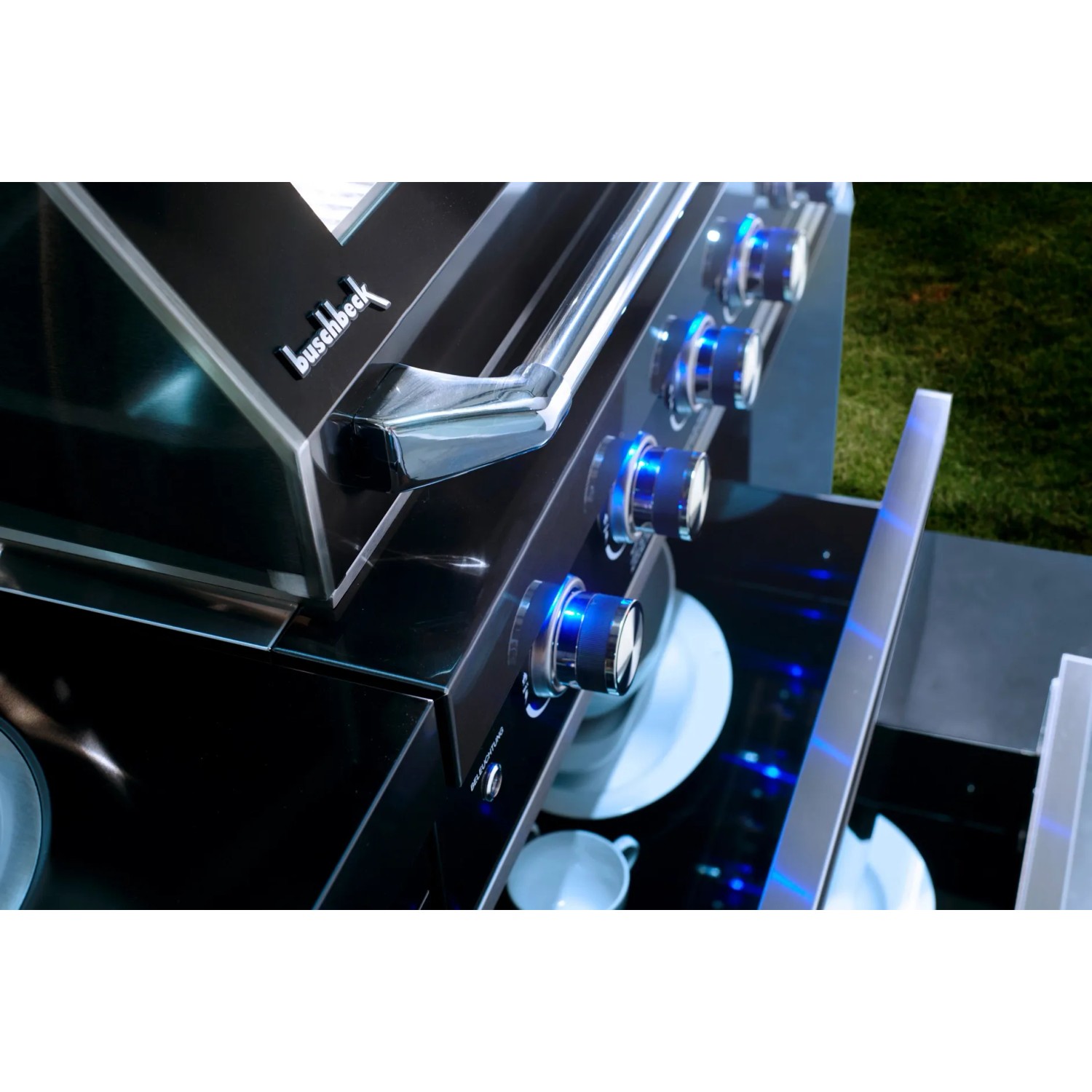 Detailaufnahme: Buschbeck Outdoorküche Cambridge mit blauen LED-beleuchteten Drehknöpfen.