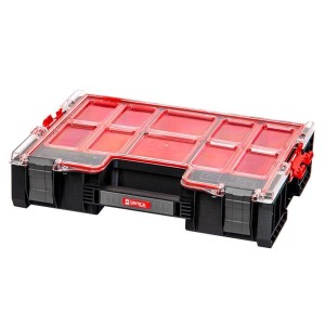 Schwarzer PROREGAL QBRICK Sortimentskasten Pro mit transparentem Deckel und roten Fächern.