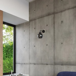 Schwarze Sollux Lighting ALino Wandleuchte mit getöntem Glasschirm an Betonwand.