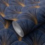 Blaue Erismann Vliestapete Elle Decoration 4 Avantgarde mit goldenem Art Deco Fächer-Muster.