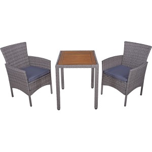 3-teiliges Balkon-Set Dakota in Hellgrau mit Tisch und zwei Korbsesseln mit grauen Auflagen.