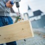 LUX Balkenbohrer Comfort bohrt Loch in Holzbalken. Holzbohrer mit Gewindespitze im Einsatz.