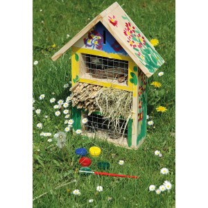 Bemaltes Dobar Insektenhotel mit Farben und Pinsel im Garten, 34x12x45cm.