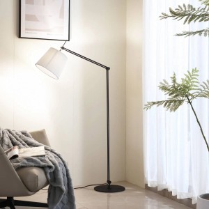 Moderne, schwarze Lucande Stehlampe Caelia mit Stoffschirm im Wohnzimmer.