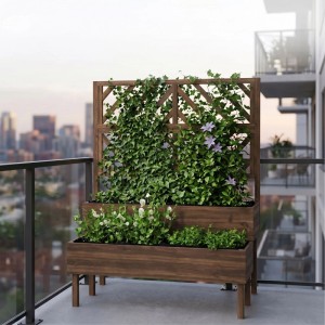 Dunkelbrauner Tannenholz Blumenkasten mit Rankgitter auf Balkon. Erhöhtes Hochbeet, 2-stöckig, für Kletterpflanzen.