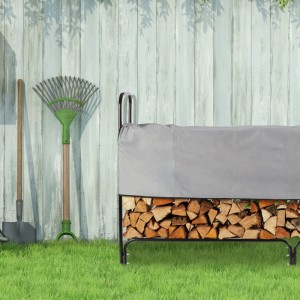 Schwarzes Stahl Kaminholzregal mit Holzscheiten und grauer Abdeckplane im Garten. Ideal für Brennholz.