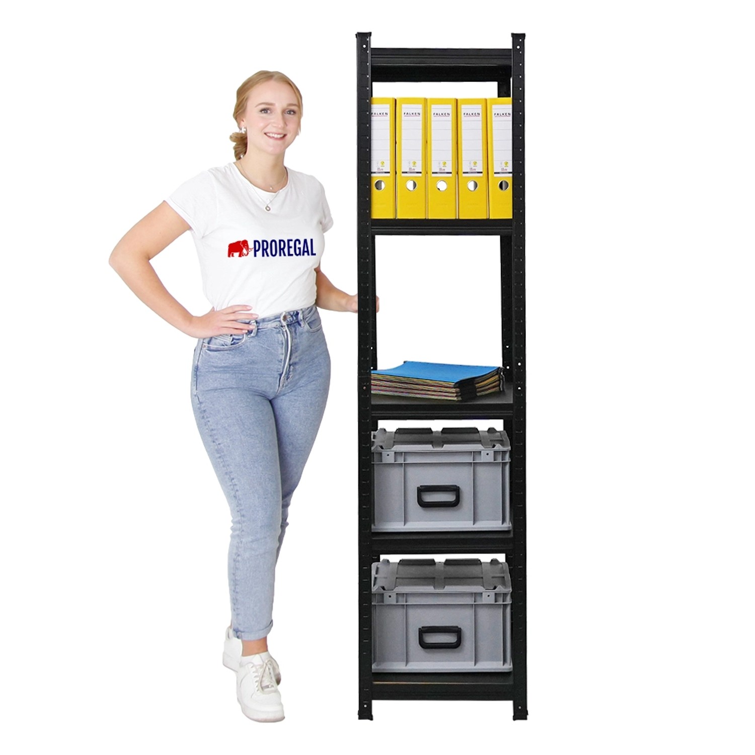 BERLINLODGE Regal Ragnar, mattschwarz, mit Ordnern, Boxen und einer Frau zur Größenorientierung.